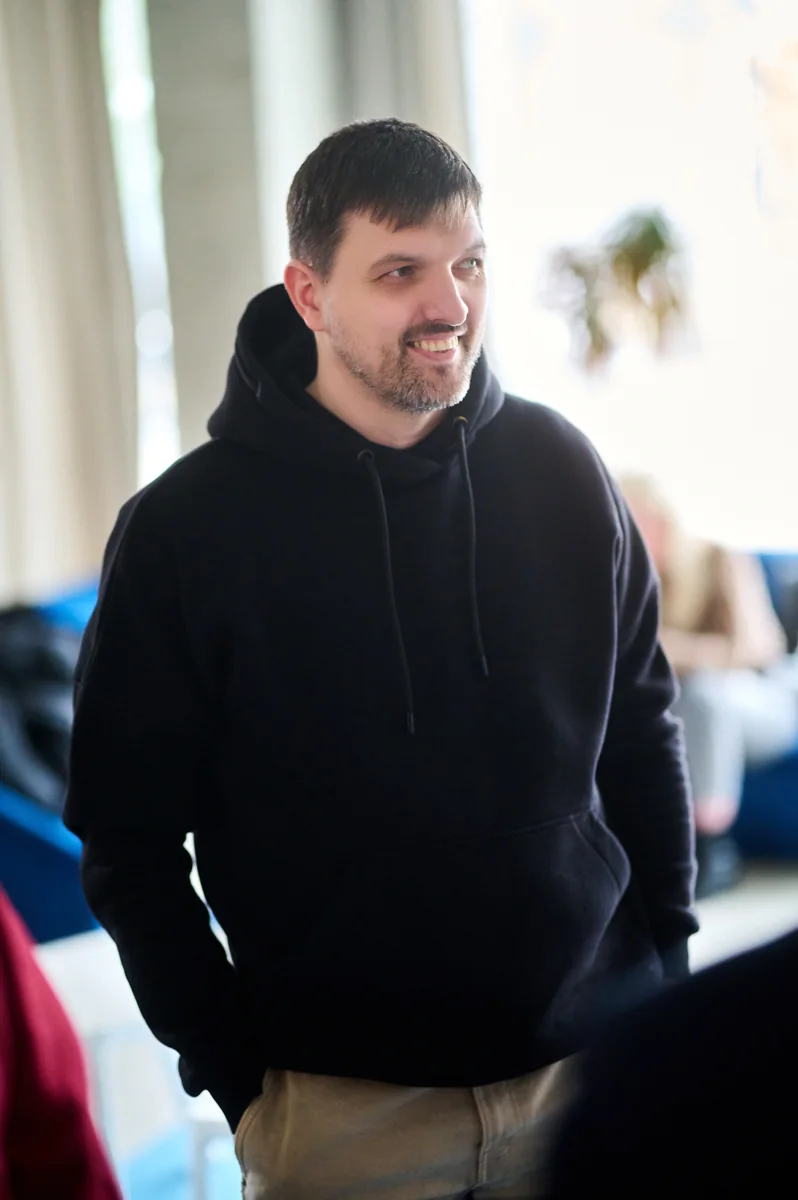 Ігор Сокол усміхається під час розмови