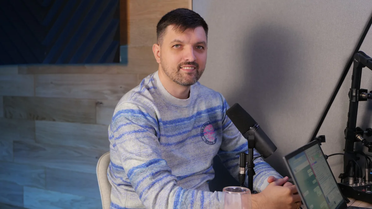 Игорь Сокол у микрофона в студии